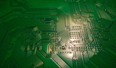 Elektronik devre kartı teknolojisi geçmişi. Elektronik plaka kalıbı. Devre kartı, elektrik şeması. Teknoloji geçmişi. Mikroçipleri ve kapasitörleri alınmış elektronik mikro devre.