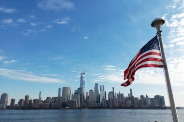 Amerikan bayrağı. Anma Günü, Gaziler Günü, 4 Temmuz. New York yakınlarında Amerikan Bayrak Dalgası, Manhattan manzaralı. Bağımsızlık Günü. İşçi Partisi, Bayrak, Vatanseverler, Cumhurbaşkanlığı Günü