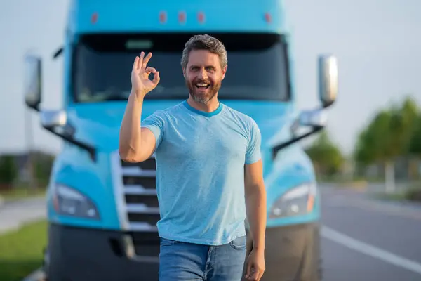 卡车司机在卡车附近开车 车主卡车司机穿着T恤靠近卡车 漂亮的中年男人卡车司机货主 运输业车辆 一个英俊的司机在卡车前面 — 图库照片