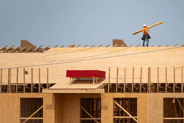 屋根構造について 屋根の構造のルーファーの屋根 木製の家のフレームを屋根にすること 建設現場で屋根に取り組む労働者ロウファービルダー 建設ビルダー — ストック写真