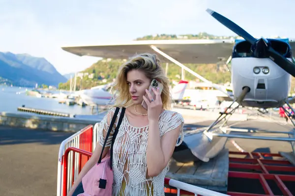 Fashion Young Woman Stylish Dress Talking Phone Jet Woman Tourist — Stock Photo, Image