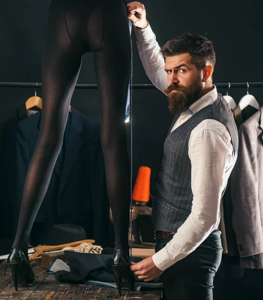 Mann Näht Kleidung Kleidung Nähen Schneiderinnen Messen Weibliche Sexy Beine — Stockfoto
