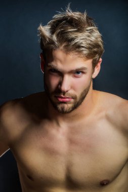 Seksi erkek stüdyo portresi. Çekici erkek yüzü gölgede, kameraya bakıyor. Seksi erkek stüdyo portresi. Siyah stüdyo resmindeki yakışıklı adam. Genç, ciddi erkek suratı. Siyahların üstünde poz veren yüksek moda adamı.