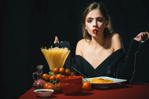 Sexig Kvinna Som Äter Italiensk Pasta Spaghetti Hunger Aptit Och — Stockfoto