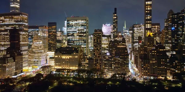 Gece New York, Manhattan 'ın ünlü üst manzarası. Yukarıdan Manhattan 'a. NYC panoraması. Alacakaranlıkta New York silueti. New York 'un ünlü binası. New York 'ta gece trafiği. Aşağı Manhattan. İHA 'dan Gece NYC' ye