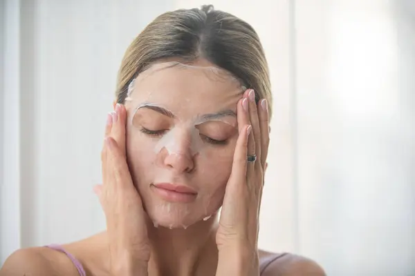 Mascarilla Facial Cerca Cuidado Piel Mujer Aplicando Crema Facial Modelo —  Fotos de Stock