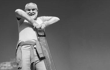 Sağlık kulübünde kıdemli adam. Rehabilitasyon merkezinde kıdemli adam antrenmanı. Sağlıklı yaşam tarzı neşeli. Sağlıklı ve spor. Yaşlılık sağlığını gevşetmek için bir bahane değildir. Harekete geç.