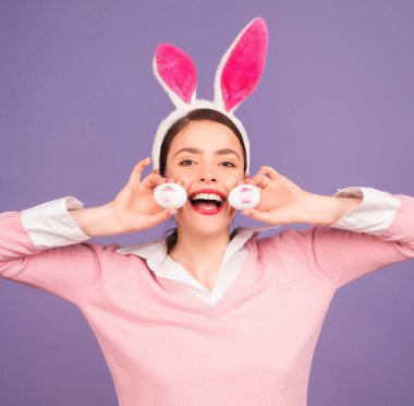 Paskalya yumurtalı tavşan kız. Tavşan kulaklı kadın. Yumurta avı