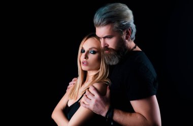 Şehvetli bir çiftin yakın plan portresi. Kucaklaşan ateşli genç çift. İnsanları sevmek