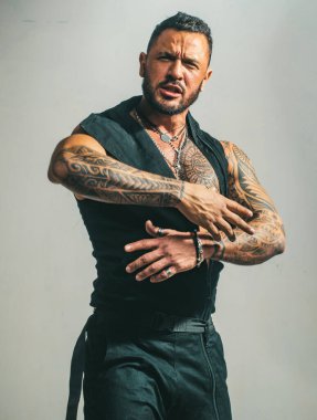 Genç adamın kameraya baktığı bir stüdyo fotoğrafı. Kendine güveni olan yakışıklı adam.