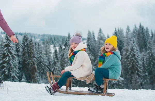 面白い男の子と女の子は冬に寝て楽しんでいました 雪の中で遊んでいるかわいい子供たち 子供のための冬の活動 家族のクリスマスの休日屋外 — ストック写真