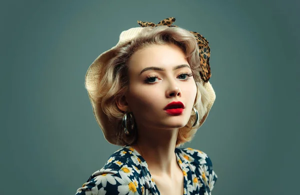 Caucasian Blond Model Posing Retro Fashion Vintage Concept Studio Shoot — Stock Photo, Image