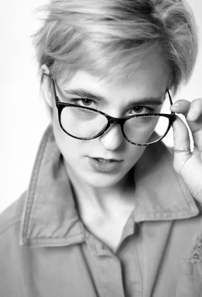 添加智能附件 戴眼镜的时髦女孩 视力和眼睛健康 好视力 高质量的镜头 时髦的眼镜眼镜 可爱的金发女人戴着眼镜靠得很近 眼镜流行 — 图库照片