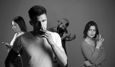 zararlı alışkanlıkları: sigara içme, alkol içme, cep telefonu bağımlılığı ve uyuşturucu bağımlısı. sakallı hipster ilaç kullanın. genç kız şarap içiyor. kadın web günlüğü online konsantre. adam duman. Kötü.