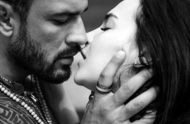 Şehvetli çift öp. Seni seviyorum. İki aşık. Romantik ve aşk. Samimi ilişki ve cinsel ilişki. Baskın erkek. Öpüşme Closeup ağız. Tutku ve şehvetli dokunmatik