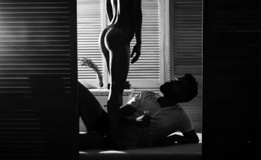 hakimiyet oyunları oynarken. Aşk ve romantizm. Seks oyunları. Genç aşıklar. Yatakta seksi bir çift. aşık seksi çift. hakim ilişki. Aile. erotik oyunlar ve masaj rahatlayın. Savaş zamanı.