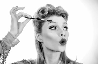 Güzel kalın kaşlar, iğnele. Mükemmel kaşlar, makyaj düzeltmesi. Komik kaş..