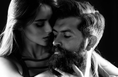 Sevecen bir çift birbirlerini seviyorlar. Baştan çıkarma konsepti. Birbirine aşık çiftler için sarıl ve öp. Mutlu aşıklar için mahrem anlar. Birbirine aşık çift