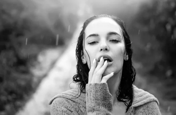 Mujer Sensual Pie Bajo Lluvia Gritando Disfrutando Retrato Una Joven — Foto de Stock