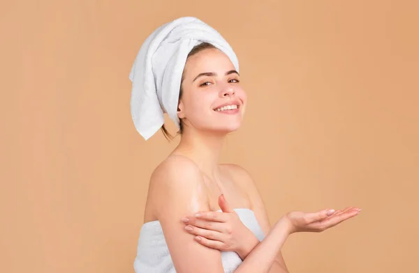 Bella Ragazza Sorridente Con Pelle Fresca Pulita Trattamento Viso Cosmetologia — Foto Stock