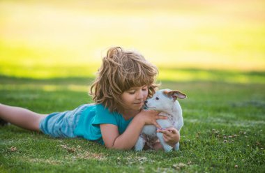 Yavru köpek arkadaşından bir çocuk.