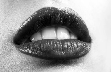 Kız ağzını aç ve kırmızı rujla kapat. Şehvetli dudaklar. Seksi dudaklar, açık ağız.