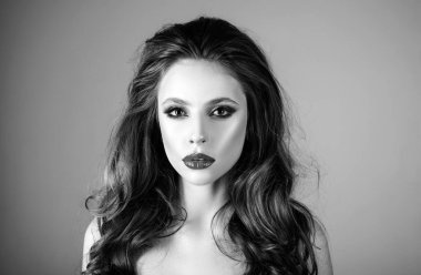 Parlak Smokey makyajlı güzel kız portresi. Çok seksi. Ciddi arzu dolu bir kadının portresi. Dişi fasyonu. Mükemmel ciltli ve uzun saçlı güzel bir genç kadın. Gri renkte izole edilmiş