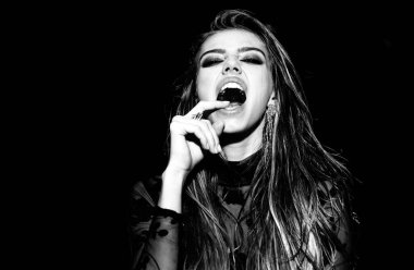 Moda kıyafetleri. Yüksek çözünürlük Vogue tarzı portre. Stüdyoda poz veren bir mankenin yakın portresi. Güzellik trendleri. Moda butiği reklamı.