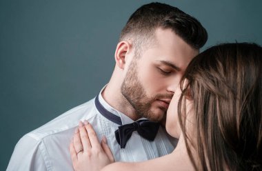 Güzel, tutkulu, seksi çiftin öpüştüğü yakın çekim. Genç kız arkadaş ve erkek arkadaş