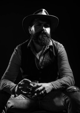 Alkol bağımlılığını durdur. Bugün sosyal medya. Sakallı adam elinde brendi bardağı tutuyor. Resmi görevdeki yakışıklı iş adamı elinde bir bardak viski tutuyor.