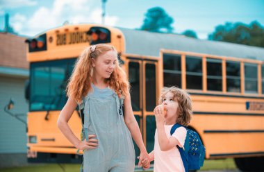 Bir grup genç okul otobüsüne biniyor.
