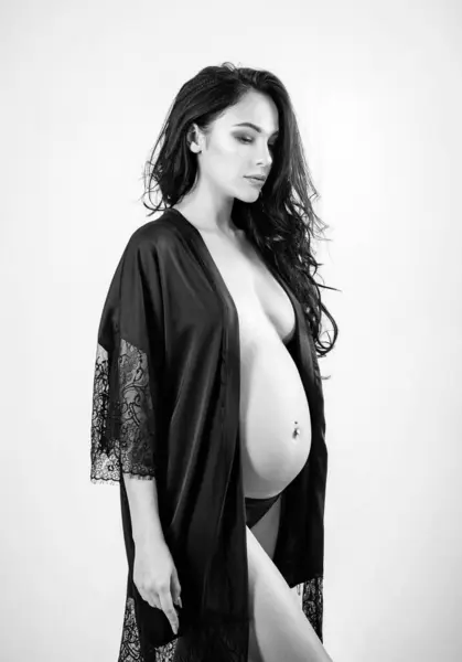 私の中の新しい人生 マタニティの準備 将来の母親は中に赤ちゃんを持っています 女性の健康 大きな腹を持つ女の子 生命の誕生の期待 シルクの下着で美しい妊娠中の女性 — ストック写真