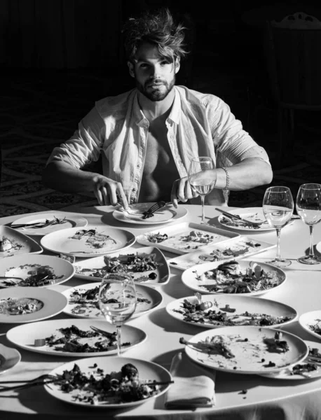 Homem Sexy Restaurante Homem Dieta Escolha Entre Comida Saudável Não — Fotografia de Stock