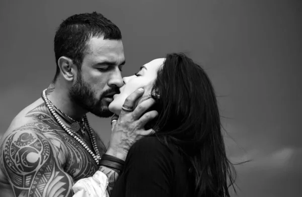 Passionerad Man Försiktigt Kysser Vacker Kvinna Romantiska Par Kyssar Älskare — Stockfoto