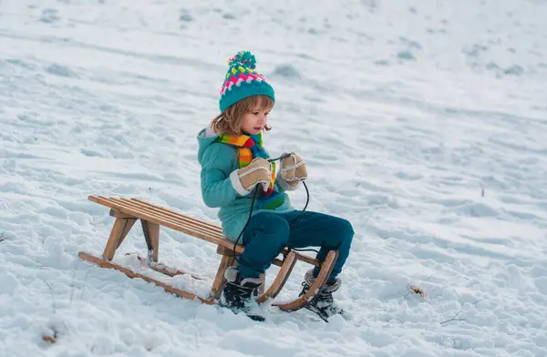Ragazzo Che Scivola Con Slitta Nella Neve Invernale Natale Bambini — Foto Stock