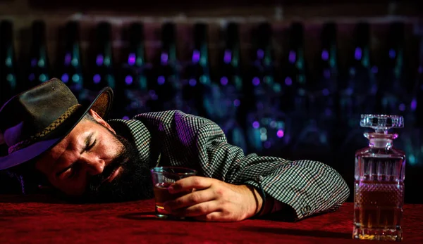 Depressiver Betrunkener Schläft Mit Dem Kopf Auf Dem Tisch Bar — Stockfoto