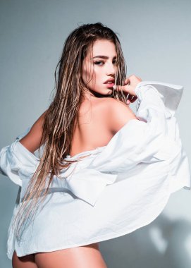 Baştan çıkarıcı genç bir kadın. Yüksek moda kadın model.