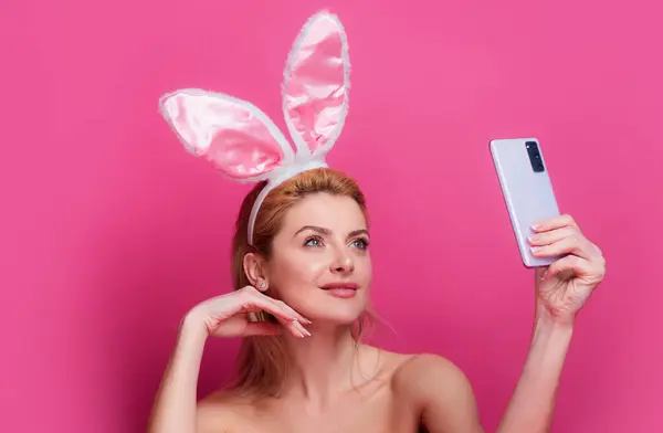 Mujer Joven Con Orejas Conejo Blogger Mantener Teléfono Aislado Rosa — Foto de Stock