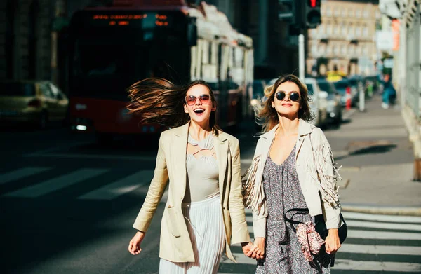 Chicas Bonitas Caminando Calle Aire Libre Divirtiéndose Mejores Novias Estilo — Foto de Stock