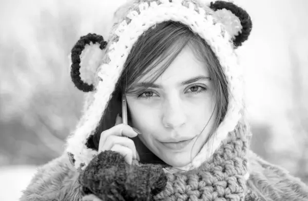 Retrato Una Joven Nieve Mujer Invierno Usando Teléfono Móvil Teléfono —  Fotos de Stock