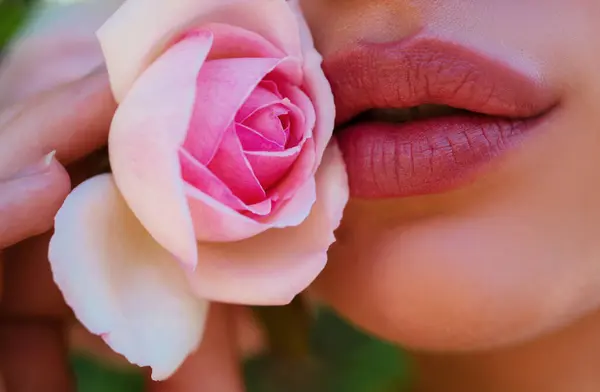 バラのクローズアップと唇 ピンクの唇 唇から自然塗料 美しいモデルの女の子の口の中に官能的な唇 美容メイクが閉じます 春の花 — ストック写真