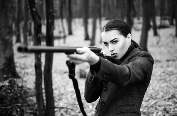 Jagdgewehr Oder Jagdgewehr Militärmode Erreichen Von Zielen Mädchen Mit Gewehr — Stockfoto