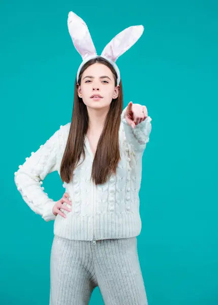 Modelka Ubrana Kostium Króliczka Wielkanocnego Bunny Dziewczyna Świętuje Wielkanoc Odosobnionym — Zdjęcie stockowe