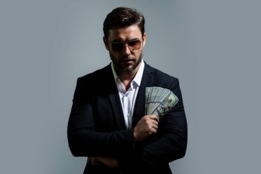 Nakit parası olan bir iş adamı, banknotlar.