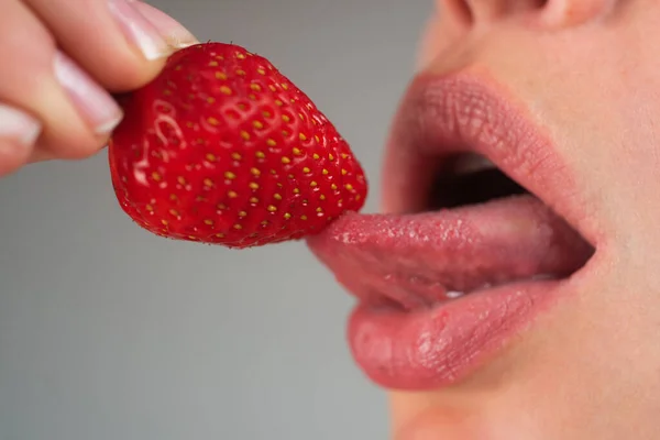 Erotische Frau Geheimnis Und Sexsymbole Konzept Orgasmus Talk Sex Erdbeer — Stockfoto