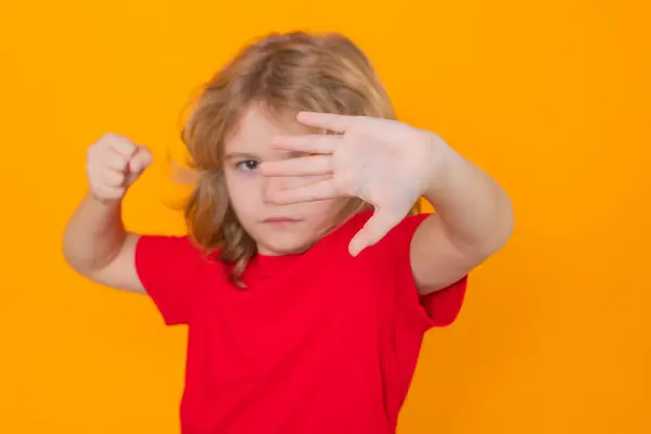 Dzieciak Czerwonym Shircie Zatrzymuje Się Odosobnionym Tle Studia Dzieciak Symbolem — Zdjęcie stockowe