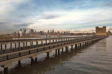 New York silueti. Jersey 'den Manhattan manzaralı, New York gökdeleninden. Büyük Elma 'nın havadan görünüşü. Hudson 'dan New York Panoraması. Şehir manzarası simgesi. Manhattan 'ın aşağısında. Urban 'la New York City Skyline