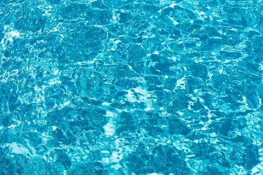 Yüzme havuzunda yırtık su. Mavi yüzme havuzunun yüzeyi, suyun arka planı