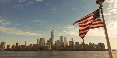 Amerikan bayrağı. Anma Günü, Gaziler Günü, 4 Temmuz. New York yakınlarında Amerikan Bayrak Dalgası, Manhattan manzaralı. 4 Temmuz, Amerikan bayraklarıyla, Bağımsızlık Günü. Amerikan bayrakları NYC 'ye karşı dalgalanıyor