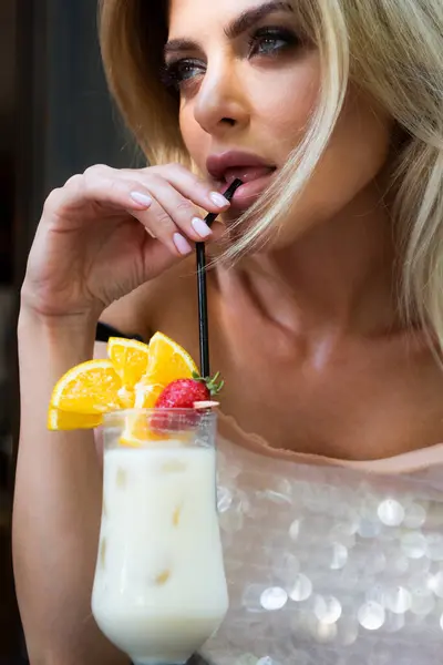 Sexy Frau Weißen Kleid Trinkt Cocktail Mit Eis Charmante Dame — Stockfoto
